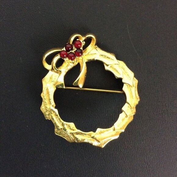 Vintage Monet Goldtone Wreath Brooch Pin Red Holly Berries Christmas Jewelry - Picture 1 of 5